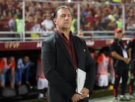 MATURIN, VENEZUELA - SEPTEMBER 09: Nestor Lorenzo, Head Coach of Colombia looks on prior to the South American FIFA World Cup 2026 Qualifier match between Venezuela and Colombia at Estadio Monumental de Maturin on September 09, 2025 in Maturin, Venezuela. (Photo by Edilzon Gamez/Getty Images)