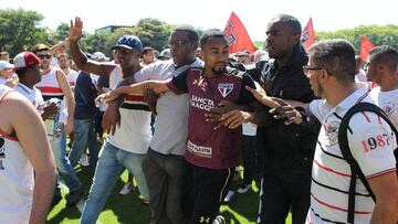 Sao Paulo: hinchas invaden el campo y pegan a los jugadores