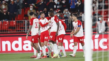 Los jugadores del Almer&iacute;a celebran el 1-0, obra de Sadiq.