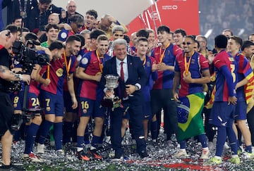 Laporta y los jugadores del Barcelona, levantan el trofeo de la Supercopa de Espa?a 2025 en el estadio King Abdullah en Yeda.