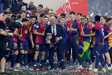 Laporta y los jugadores del Barcelona, levantan el trofeo de la Supercopa de España 2025 en el estadio King Abdullah en Yeda.