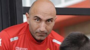 Abelardo firma un autógrafo a un joven seguidor del Sporting.