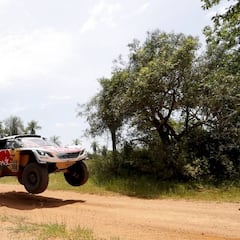 Zarpazo de Loeb: victoria y liderato, con Sainz tercero