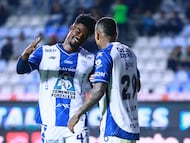 Soccer Football - Liga MX - Play In - Pachuca v Pumas UNAM - Estadio Hidalgo, Pachuca, Mexico - November 20, 2025 Pachuca's Kenedy celebrates scoring their second goal with Eduardo Gabriel REUTERS/Eloisa Sanchez
