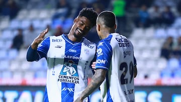 Soccer Football - Liga MX - Play In - Pachuca v Pumas UNAM - Estadio Hidalgo, Pachuca, Mexico - November 20, 2025 Pachuca's Kenedy celebrates scoring their second goal with Eduardo Gabriel REUTERS/Eloisa Sanchez