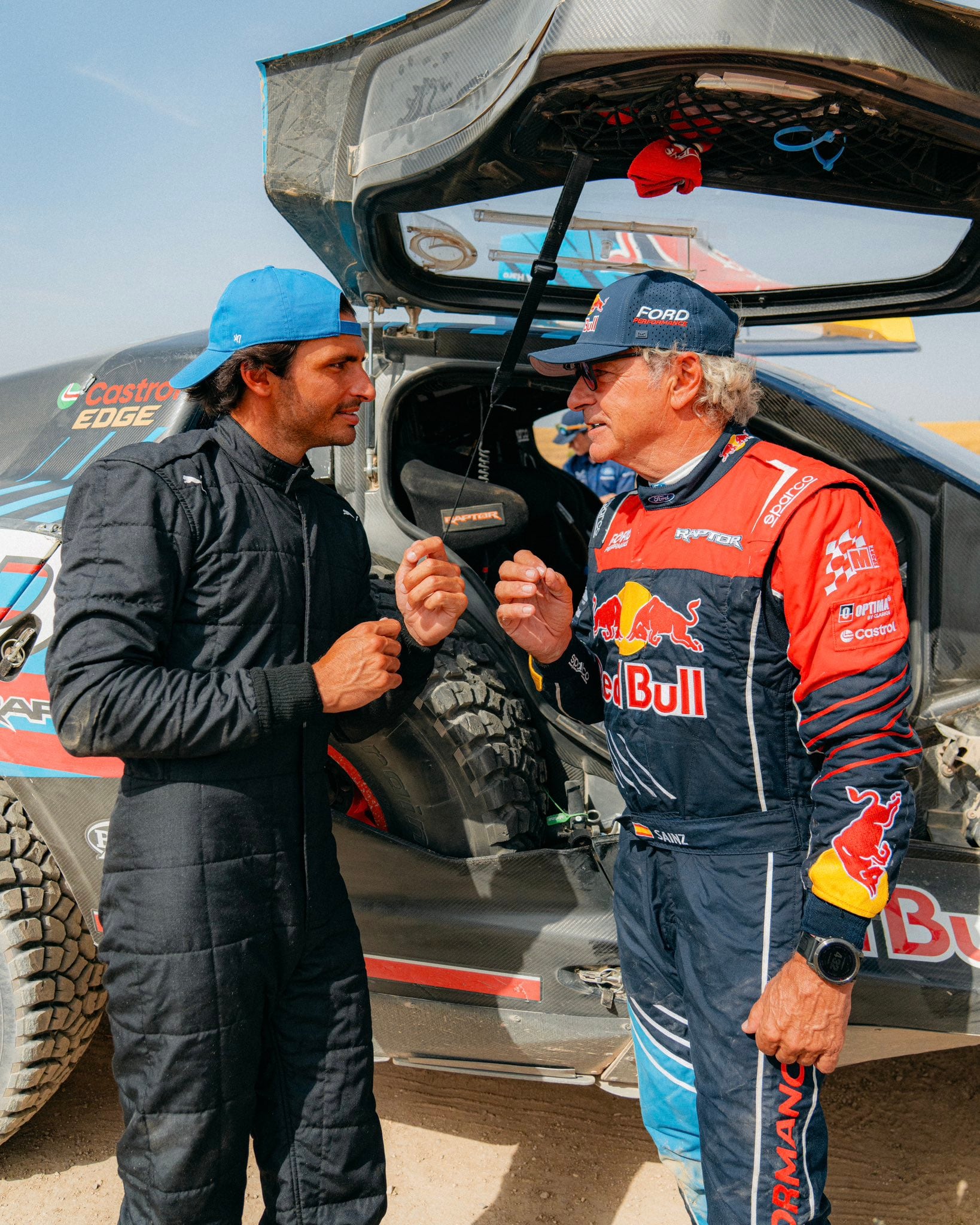 Carlos Sainz padre e hijo con el Ford Raptor del Dakar.