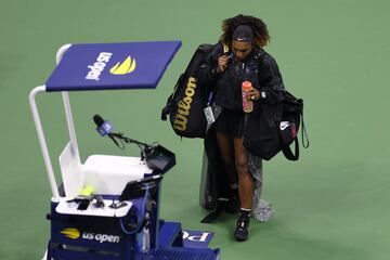 Serena Williams, recibi¨® una impresionante bienvenida por los casi 24.000 espectadores que abarrotaron la pista de tenis m¨¢s grande del mundo.