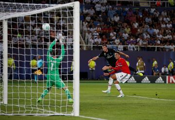 Gareth Bale mandó el balón al larguero.