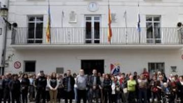 Los vecinos de  Navajas (Castell&oacute;n) se han concentrado este mediod&iacute;a ante el ayuntamiento para guardar un minuto de silencio en se&ntilde;al de duelo por los dos corredores fallecidos ayer en el marat&oacute;n Ojos Negros. 