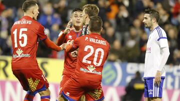 Los jugadores del Numancia protestan al árbitro.