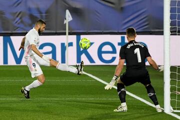Karim Benzema y Unai Sim¨®n.