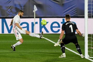 Karim Benzema y Unai Simón.