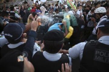 Las protestas continúan en el país suramericano dejando decenas de heridos y una multitud que grita contra las políticas actuales.