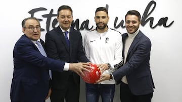 Macanás, Monterrubio, Antonio Puertas y Fran Sánchez tras la firma.