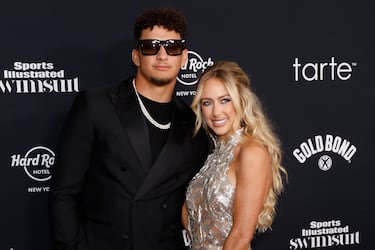 Patrick Mahomes y Brittany Mahomes durante la alfombra roja de los Sports Illustrated Swimsuit celebrada en el Hard Rock Hotel de Nueva York.