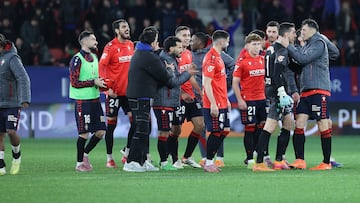 Los jugadores de Osasuna celebran la victoria frente al Alavés.