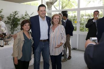Tom¨¢s Roncero con Teresa Salas y Maite Solas de Fundela.