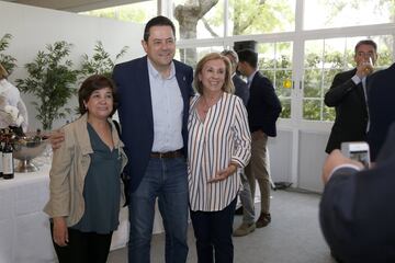 Tomás Roncero con Teresa Salas y Maite Solas de Fundela.