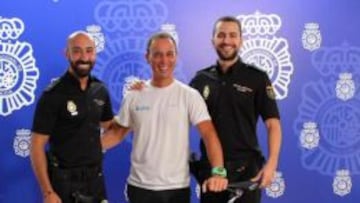 Los agentes y un miembro del staff del Orica GreenEdge posan con la bicicleta que le sustrajeron a Simon Gerrans en la Vuelta