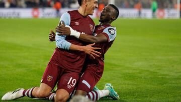 London (United Kingdom), 14/12/2023.- Edson Alvarez of West Ham (L) celebrates after scoring the 2-0 goal during the UEFA Europa League group A match betweeen West Ham United and SC Freiburg, in London, Britain, 14 December 2023. (Reino Unido, Londres) EFE/EPA/TOLGA AKMEN
