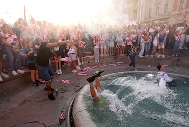 Seguidores croatas en Zagreb, capital de Croacia, disfrutando durante el duelo ante la selección española.