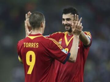 Torres y Albiol celebran el noveno gol del equipo.