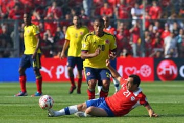 Futbol, Chile vs Colombia
Eliminatorias para Brasil 2014.
El jugador de la seleccion chilena Marcelo Diaz, derecha, disputa el balon con Macnelly Torres de Colombia durante el partido clasificatorio al mundial de Brasil 2014 jugado en el estadio Monumental en Santiago, Chile.