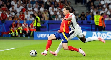 2-1. Asistencia de Marc Cucurella para el delantero de la Real Sociedad, que no perdona, y manda el balón al fondo de la portería de Jordan Pickford.