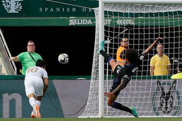 Pere Milla, en la acción de cabeza en la que casi marca el 2-0 para el Elche. 
