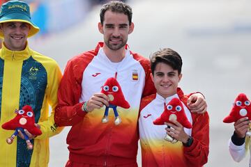 María Pérez y Álvaro Martin celebran su oro en la Torre Eiffel