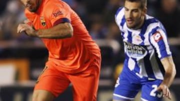 Lopo intenta quitarle el balón a Luis Suárez.