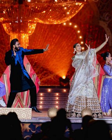 El actor Ranveer Singh y su esposa y actriz Deepika Padukone actúan durante las celebraciones previas a la boda. 