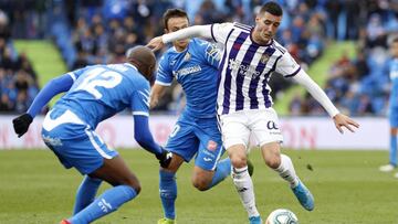 GRAF9642. GETAFE (MADRID), 15/12/2019.- El defensa camerunés del Getafe Club de Fútbol, Allan Nyom (i), pugna un balón con el delantero del Real Valladolid, Sergi Guardiola (d), durante el partido de la liga de primera división