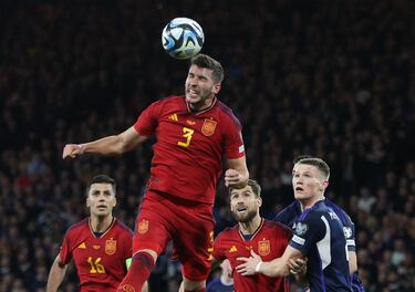 El central navarro debutó con la Selección Española y es el tercer futbolista que debuta con la Absoluta con Luis de la Fuente tras Zubimendi y Joselu el pasado partido ante Noruega.