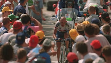 Marco Pantani asciende las rampas del Alpe d&#039;Huez durante el Tour de Francia de 1995.