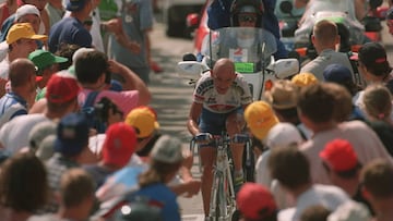 Marco Pantani asciende las rampas del Alpe d'Huez durante el Tour de Francia de 1995.