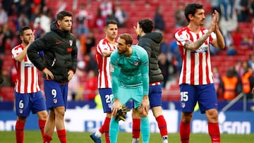 Los futbolistas del Atl&eacute;tico aplauden a su afici&oacute;n tras el 2-2 con el Sevilla.