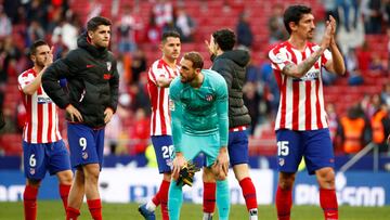 Los futbolistas del Atlético aplauden a su afición tras el 2-2 con el Sevilla.