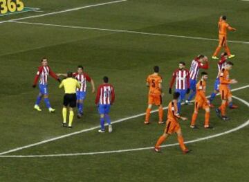 Los jugadores del Atlético reclaman a Mateu Lahoz la validez del gol anulado a Savic.