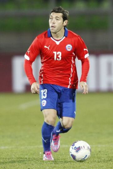 Defensas: José Rojas (Universidad de Chile). El mismo número que usa en su club y el que ocupó en el Mundial. El '13' es de Pepe.