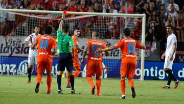 El argentino vio la roja directa tras solo dos minutos de partido en su debut con el Valencia ante el Sevilla en la ciudad hispalense. El partido terminó 1-1.