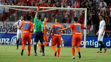 El argentino vio la roja directa tras solo dos minutos de partido en su debut con el Valencia ante el Sevilla en la ciudad hispalense. El partido termin¨® 1-1.