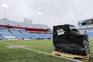 ORCHARD PARK, NY - DECEMBER 10: The Indianapolis Colts heaters before a game against the Buffalo Bills on December 10, 2017 at New Era Field in Orchard Park, New York. Brett Carlsen/Getty Images/AFP  == FOR NEWSPAPERS, INTERNET, TELCOS & TELEVISION USE ON