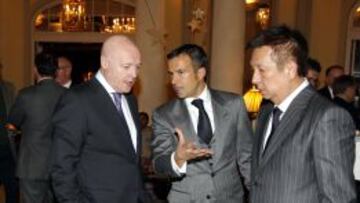 El empresario, junto a Peter Kenyon y Jorge Mendes