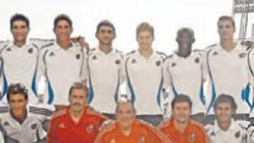 <b>AL COMPLETO. </b>Los 21 jugadores españoles, junto al cuerpo técnico, comandado por Ginés Meléndez, tienen ganas de volver a conquistar el Mundial Sub-20 como ocurrió en el 99.