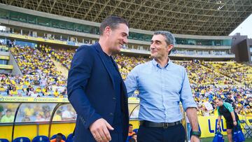LAS PALMAS DE GRAN CANARIA, 15/09/2024.- El entrenador de la UD Las Palmas Luis Carrión (i) saluda a Ernesto Valverde, entrenador del Athletic de Bilbao, durante el encuentro de la quinta jornada de LaLiga que UD Las Palmas y Athletic de Bilbao disputan hoy domingo en el estadio de Gran Canaria. EFE/Ángel Medina G.