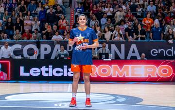 Leti Romero posa con el trofeo de MVP de la final de la Copa de la Reina 2024.