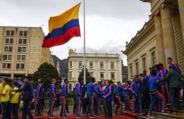 El equipo José Pékerman asistió a un evento presidencia para recibir el pabellón nacional. El sábado estará partiendo a Italia para continuar con la preparación al Mundial de Rusia.