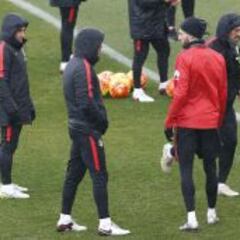 Carrasco y Savic no acabaron el entrenamiento por precaución