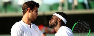 Karen Khachanov y Frances Tiafoe durante la tercera ronda de Wimbledon.